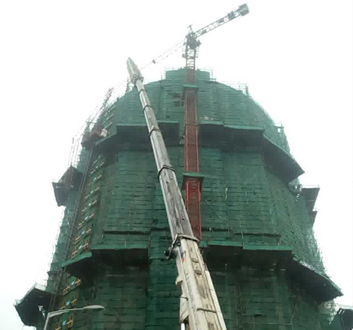 绥棱吊车在工地上作业